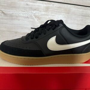 Nike Men's Black and White Sneakers with Gum Sole